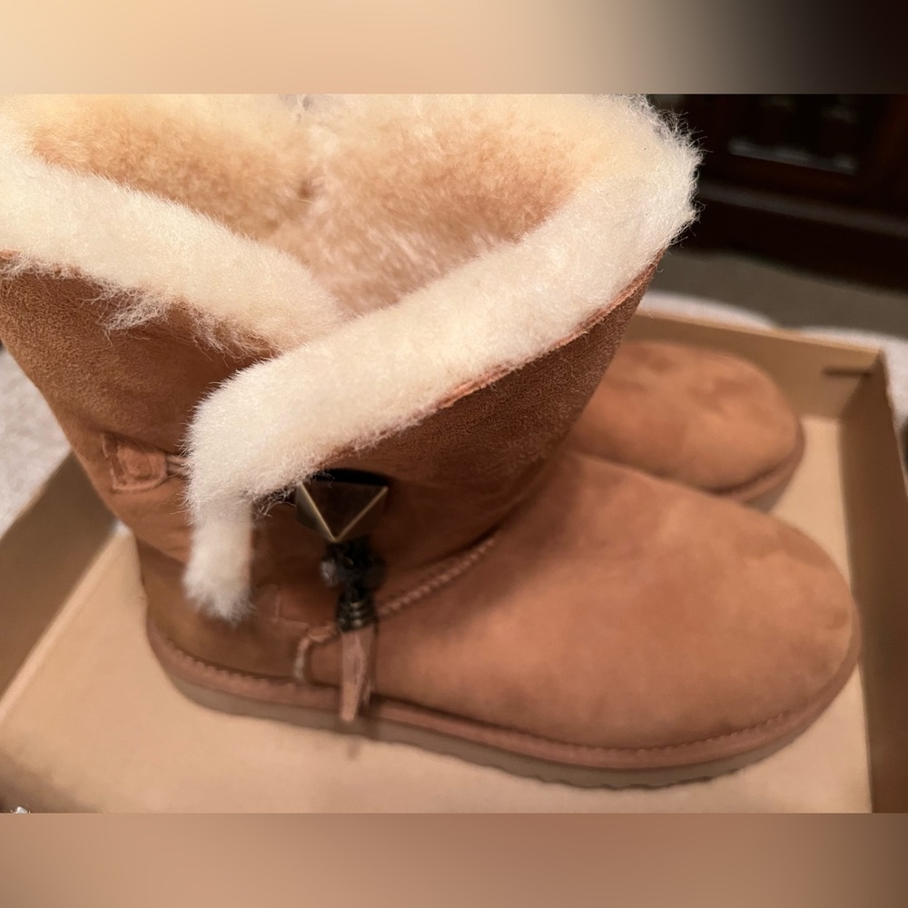 Women’s UGG Lilou Boots Chestnut Size 8